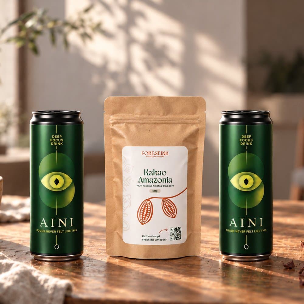 Kakao Amazonia 50 g a AINI na pracovním stole v kanceláři